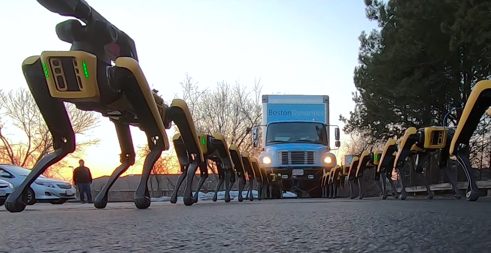 Když "psí spřežení" od Boston Dynamics táhne kamion