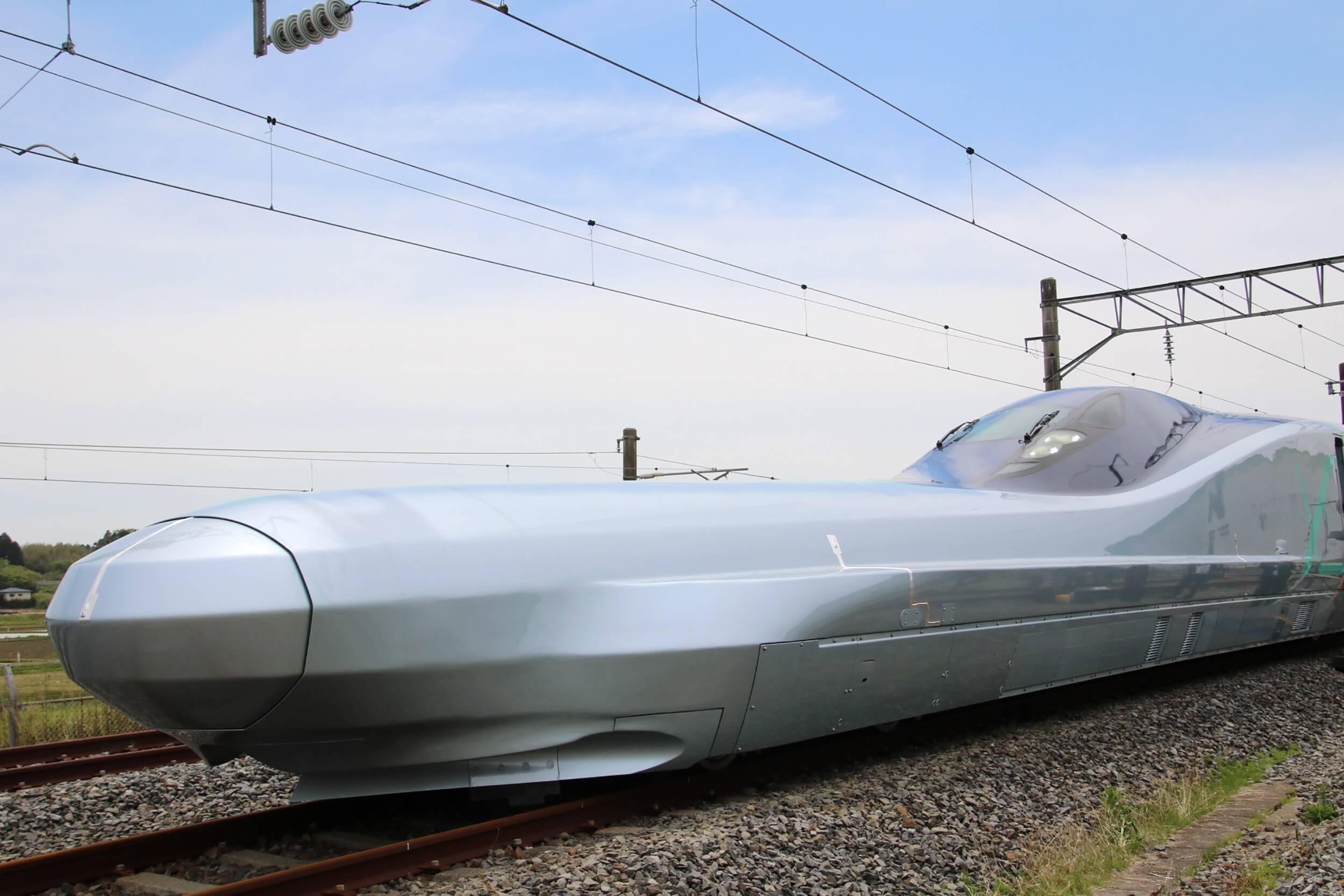 Prototyp japonského rychlovlaku Alfa-X brázdí železnice rychlostí 400 km/h