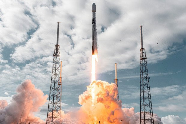 SpaceX vypouští do kosmu rekordní počet 143 umělých družic