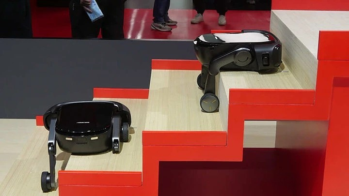 Roborock Saros Rover uklízí schody